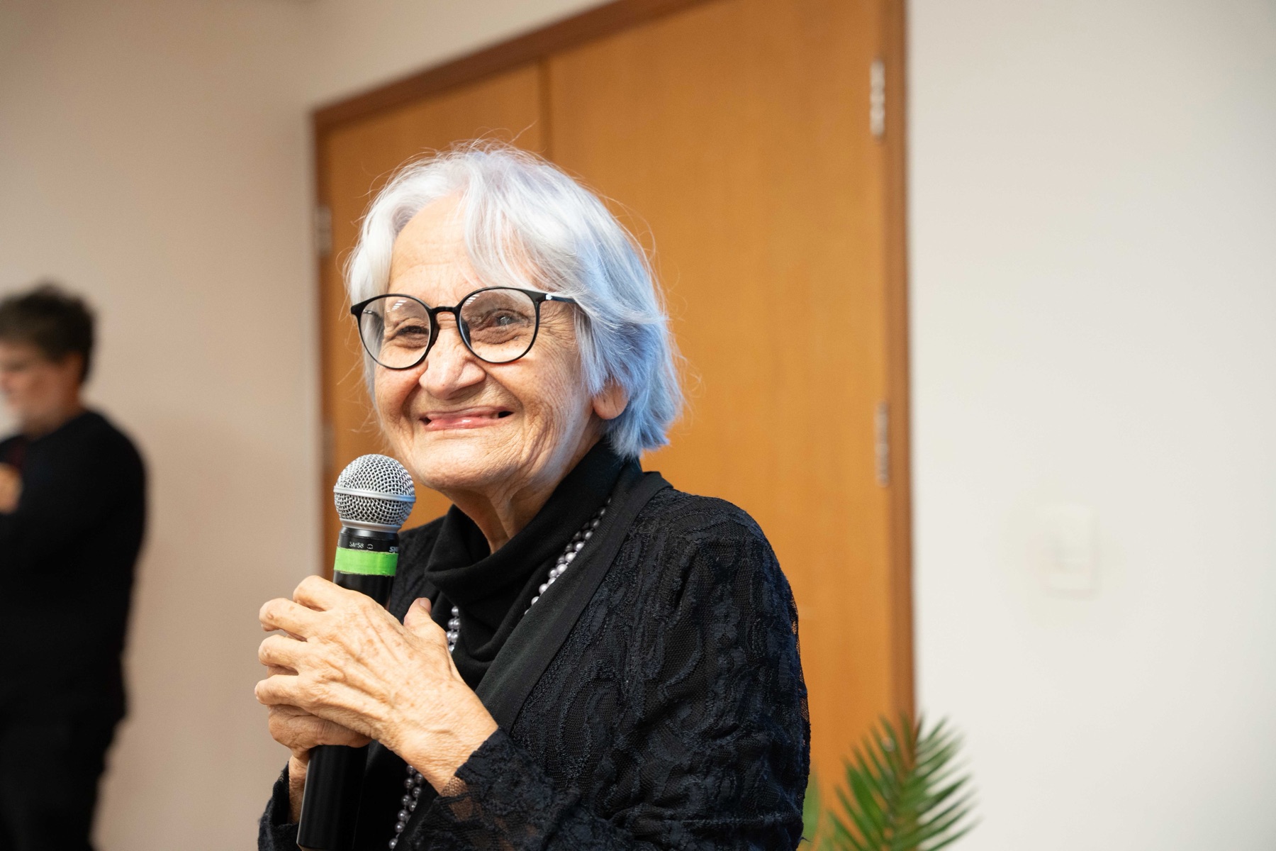 Maria Gouveia sorrindo durante uma palestra
